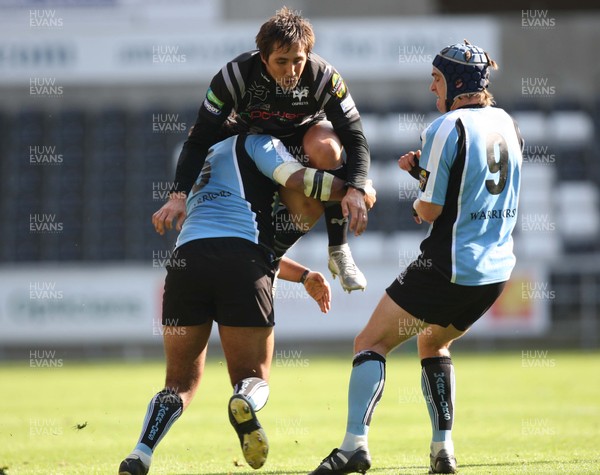 30.09.07 - Ospreys v Glasgow Warriors, Magners League Ospreys Gavin Henson is tackled by Stevie Swindall 