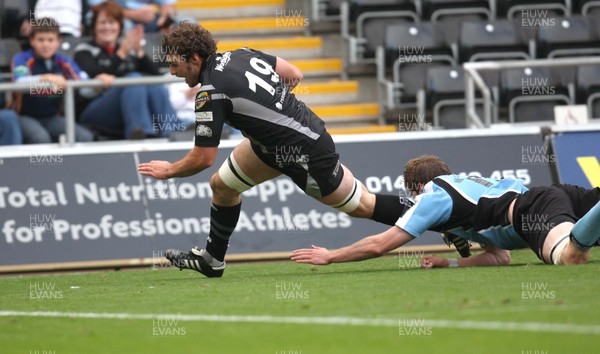 30.09.07 - Ospreys v Glasgow Warriors, Magners League Ospreys Ben Lewis dives in to score try 