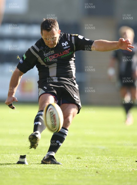 30.09.07 - Ospreys v Glasgow Warriors, Magners League Ospreys Shaun Connor kicks converstion 