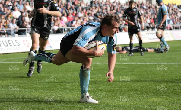 30.09.07 - Ospreys v Glasgow Warriors, Magners League Glasgows Colin Shaw dives in to score try 