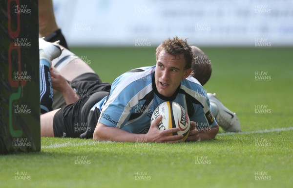 30.09.07 - Ospreys v Glasgow Warriors, Magners League Glasgows Colin Shawcrosses the line but try is disallowed 