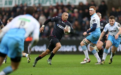 310116 - Ospreys v Glasgow - Guinness PRO12 - Eli Walker of Ospreys runs in to score a try