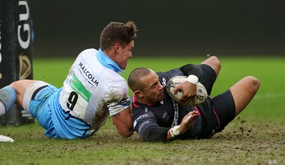 310116 - Ospreys v Glasgow - Guinness PRO12 - Eli Walker of Ospreys runs in to score a try