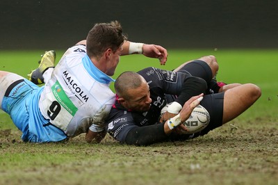 310116 - Ospreys v Glasgow - Guinness PRO12 - Eli Walker of Ospreys runs in to score a try