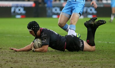 310116 - Ospreys v Glasgow - Guinness PRO12 - Dan Evans of Ospreys scores a try