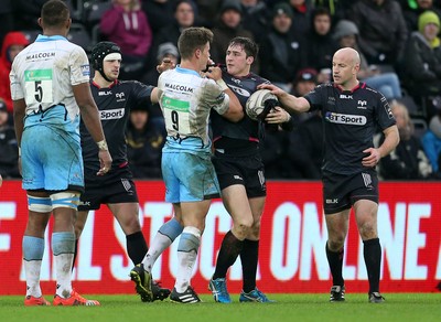 310116 - Ospreys v Glasgow - Guinness PRO12 - Sam Davies of Ospreys and Grayson Hart of Glasgow have a disagreement