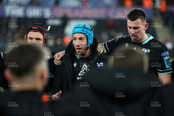 111123 - Ospreys v Glasgow Warriors - United Rugby Championship - Justin Tipuric of Ospreys leads the team huddle at full time