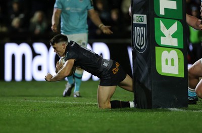 181025 - Ospreys v Glasgow Warriors - United Rugby Championship - Reuben Morgan-Williams of Ospreys scores a try