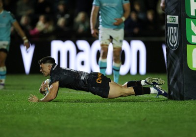 181025 - Ospreys v Glasgow Warriors - United Rugby Championship - Reuben Morgan-Williams of Ospreys scores a try