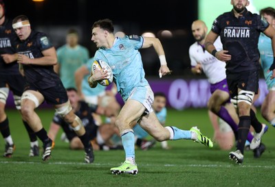 181025 - Ospreys v Glasgow Warriors - United Rugby Championship - Jamie Dobie of Glasgow runs in to score a try