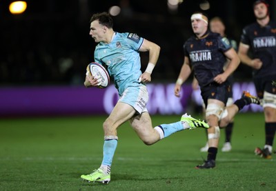 181025 - Ospreys v Glasgow Warriors - United Rugby Championship - Jamie Dobie of Glasgow runs in to score a try