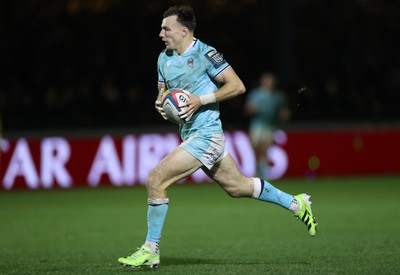 181025 - Ospreys v Glasgow Warriors - United Rugby Championship - Jamie Dobie of Glasgow runs in to score a try