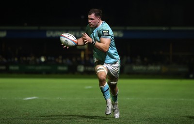181025 - Ospreys v Glasgow Warriors - United Rugby Championship - Alex Craig of Glasgow scores a try