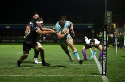 181025 - Ospreys v Glasgow Warriors - United Rugby Championship - Alex Craig of Glasgow scores a try
