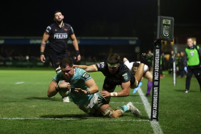 181025 - Ospreys v Glasgow Warriors - United Rugby Championship - Alex Craig of Glasgow scores a try