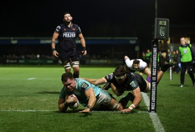 181025 - Ospreys v Glasgow Warriors - United Rugby Championship - Alex Craig of Glasgow scores a try