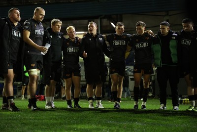 181025 - Ospreys v Glasgow Warriors - United Rugby Championship - Dewi Lake of Ospreys speaks in the Ospreys team huddle
