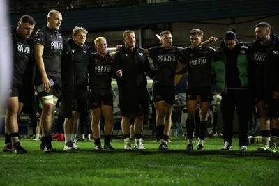 181025 - Ospreys v Glasgow Warriors - United Rugby Championship - Dewi Lake of Ospreys speaks in the Ospreys team huddle