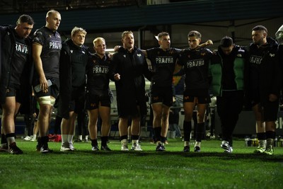 181025 - Ospreys v Glasgow Warriors - United Rugby Championship - Dewi Lake of Ospreys speaks in the Ospreys team huddle