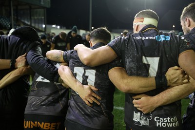 181025 - Ospreys v Glasgow Warriors - United Rugby Championship - Ospreys team huddle