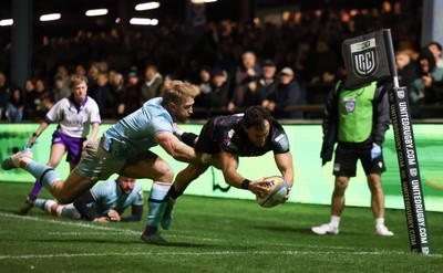 181025 - Ospreys v Glasgow Warriors, United Rugby Championship - Luke Morgan of Ospreys dives in to score try