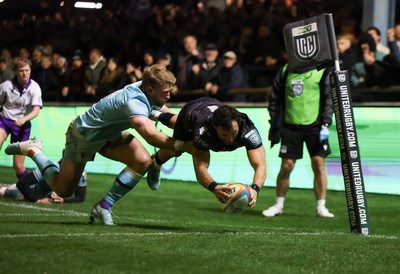 181025 - Ospreys v Glasgow Warriors, United Rugby Championship - Luke Morgan of Ospreys dives in to score try