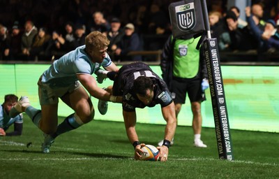 181025 - Ospreys v Glasgow Warriors, United Rugby Championship - Luke Morgan of Ospreys dives in to score try