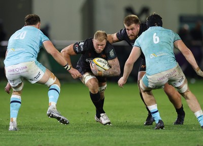 181025 - Ospreys v Glasgow Warriors, United Rugby Championship - Ross Moriarty of Ospreys takes on Euan Ferrie of Glasgow Warriors and Alex Craig of Glasgow Warriors