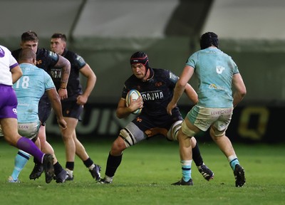 181025 - Ospreys v Glasgow Warriors, United Rugby Championship - James Fender of Ospreys takes on Euan Ferrie of Glasgow Warriors and Sam Talakai of Glasgow Warriors