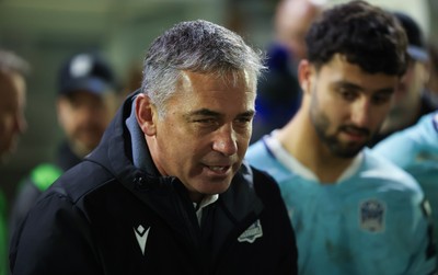 181025 - Ospreys v Glasgow Warriors, United Rugby Championship - Glasgow Warriors head coach Franco Smith speaks to the players at the end of the match
