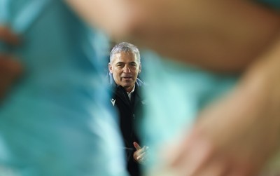 181025 - Ospreys v Glasgow Warriors, United Rugby Championship - Glasgow Warriors head coach Franco Smith speaks to the players at the end of the match