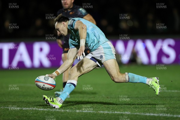 181025 - Ospreys v Glasgow Warriors - United Rugby Championship - Jamie Dobie of Glasgow runs in to score a try