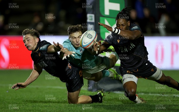 181025 - Ospreys v Glasgow Warriors - United Rugby Championship - Jamie Dobie of Glasgow dives for the ball alongside Dan Edwards and Dan Kasende of Ospreys 