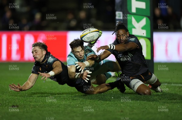 181025 - Ospreys v Glasgow Warriors - United Rugby Championship - Jamie Dobie of Glasgow dives for the ball alongside Dan Edwards and Dan Kasende of Ospreys 