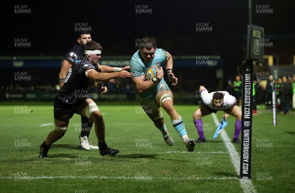 181025 - Ospreys v Glasgow Warriors - United Rugby Championship - Alex Craig of Glasgow scores a try