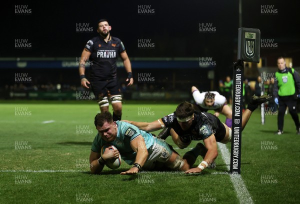 181025 - Ospreys v Glasgow Warriors - United Rugby Championship - Alex Craig of Glasgow scores a try