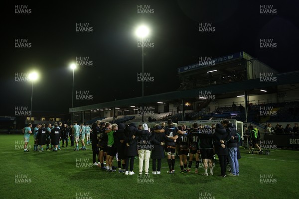 181025 - Ospreys v Glasgow Warriors - United Rugby Championship - Ospreys team huddle