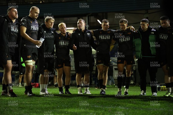 181025 - Ospreys v Glasgow Warriors - United Rugby Championship - Dewi Lake of Ospreys speaks in the Ospreys team huddle