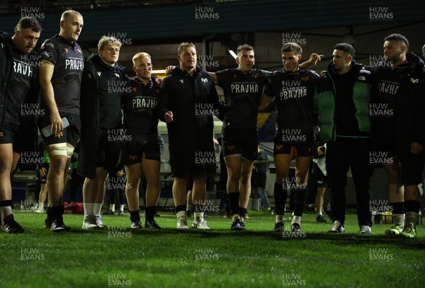 181025 - Ospreys v Glasgow Warriors - United Rugby Championship - Dewi Lake of Ospreys speaks in the Ospreys team huddle