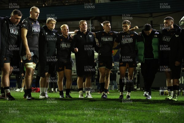 181025 - Ospreys v Glasgow Warriors - United Rugby Championship - Dewi Lake of Ospreys speaks in the Ospreys team huddle
