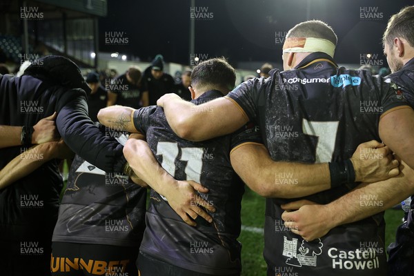 181025 - Ospreys v Glasgow Warriors - United Rugby Championship - Ospreys team huddle