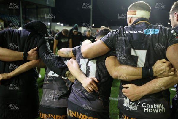 181025 - Ospreys v Glasgow Warriors - United Rugby Championship - Ospreys team huddle
