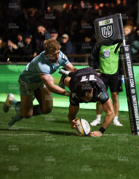 181025 - Ospreys v Glasgow Warriors, United Rugby Championship - Luke Morgan of Ospreys dives in to score try