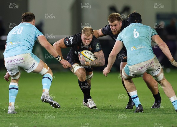 181025 - Ospreys v Glasgow Warriors, United Rugby Championship - Ross Moriarty of Ospreys takes on Euan Ferrie of Glasgow Warriors and Alex Craig of Glasgow Warriors