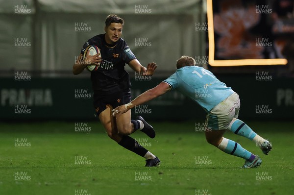 181025 - Ospreys v Glasgow Warriors, United Rugby Championship - Max Nagy of Ospreys takes on Kyle Steyn of Glasgow Warriors