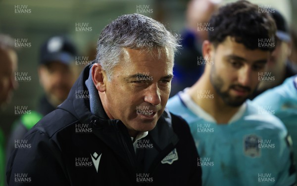 181025 - Ospreys v Glasgow Warriors, United Rugby Championship - Glasgow Warriors head coach Franco Smith speaks to the players at the end of the match