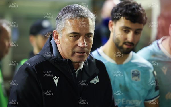 181025 - Ospreys v Glasgow Warriors, United Rugby Championship - Glasgow Warriors head coach Franco Smith speaks to the players at the end of the match