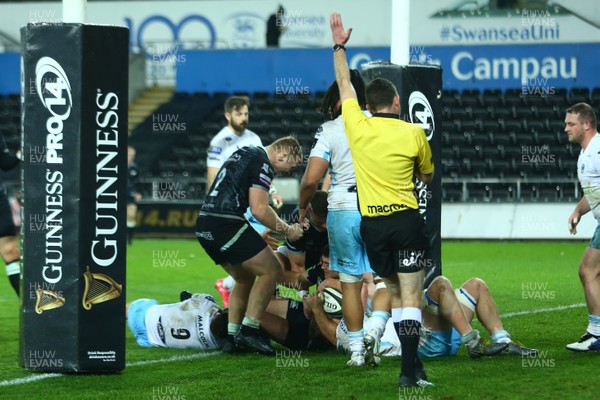 241020 - Ospreys v Glasgow - Guinness PRO14 - Reuben Morgan Williams of Ospreys burrows over to score a try