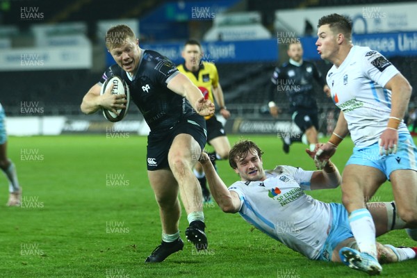 241020 - Ospreys v Glasgow - Guinness PRO14 - Keiran Williams of Ospreys is tackled by Hamish Bain of Glasgow Warriors