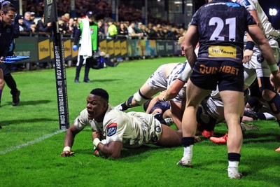 180426 - Ospreys v Hollywoodbets Sharks - United Rugby Championship - Phepsi Buthelezi of Hollywoodbets Sharks Scores a Try